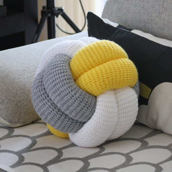 COUSSIN KNIT BALL LARGE JAUNE ULTIMA THULE